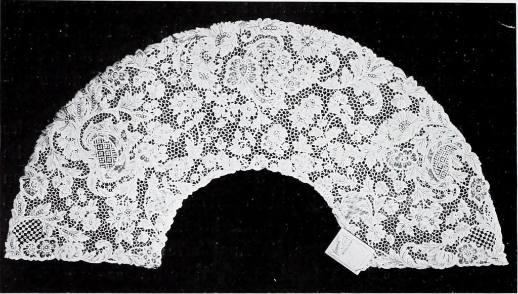 An illustration from Section française (class 84); dentelles, broderies, passementeries et dessins, 1908, leaf 145