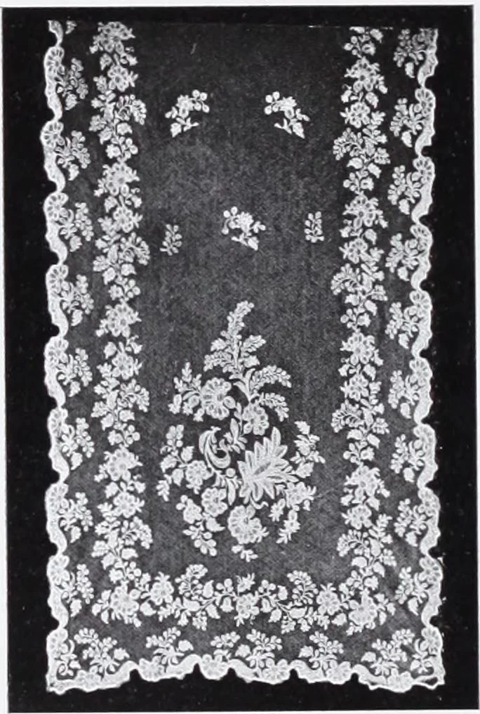 An illustration from Section française (class 84); dentelles, broderies, passementeries et dessins, 1908, leaf 149