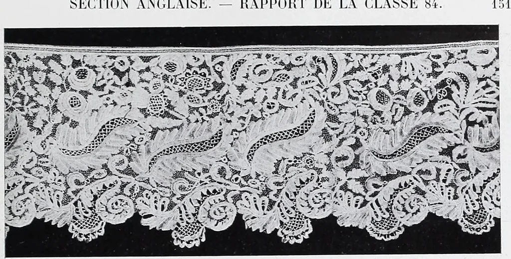 An illustration from Section française (class 84); dentelles, broderies, passementeries et dessins, 1908, leaf 154