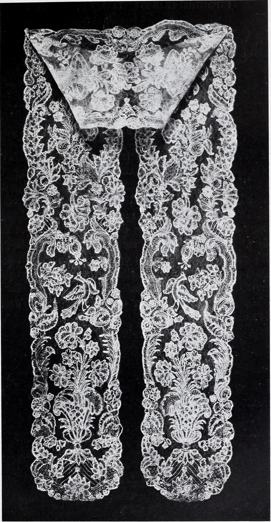 An illustration from Section française (class 84); dentelles, broderies, passementeries et dessins, 1908, leaf 32