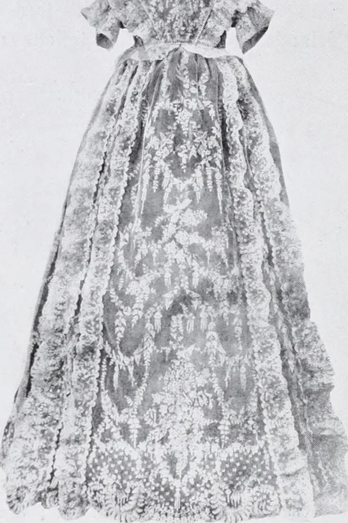 An illustration from Section française (class 84); dentelles, broderies, passementeries et dessins, 1908, leaf 51