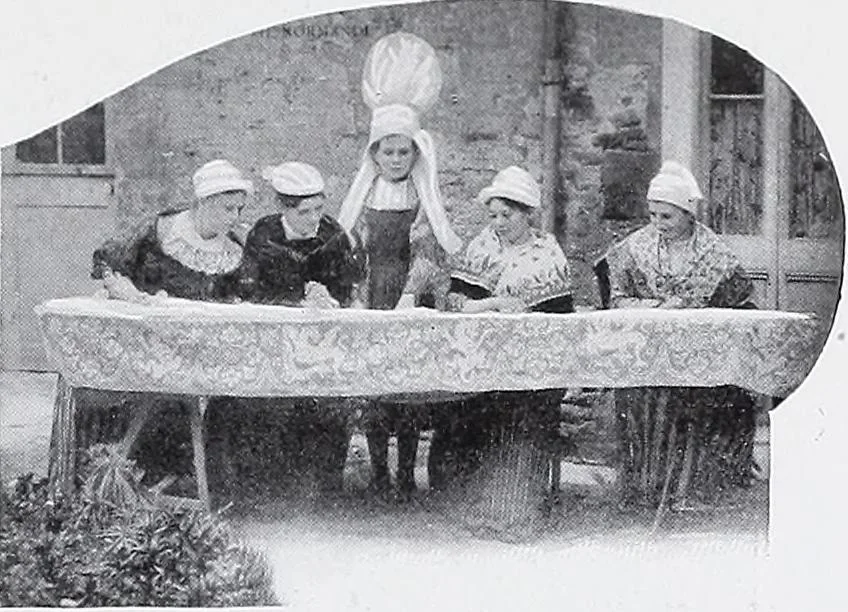 An illustration from Section française (class 84); dentelles, broderies, passementeries et dessins, 1908, leaf 54