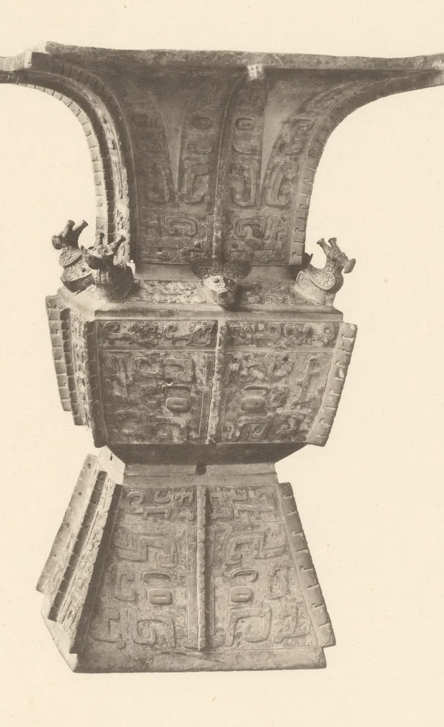 An illustration from Senoku seishō : catalogue of the ancient Chinese bronzes in the collection of Baron Sumitomo, 1911, leaf 19