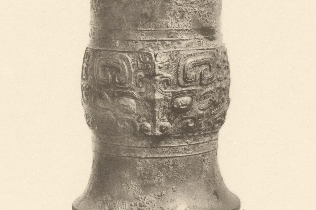 An illustration from Senoku seishō : catalogue of the ancient Chinese bronzes in the collection of Baron Sumitomo, 1911, leaf 21