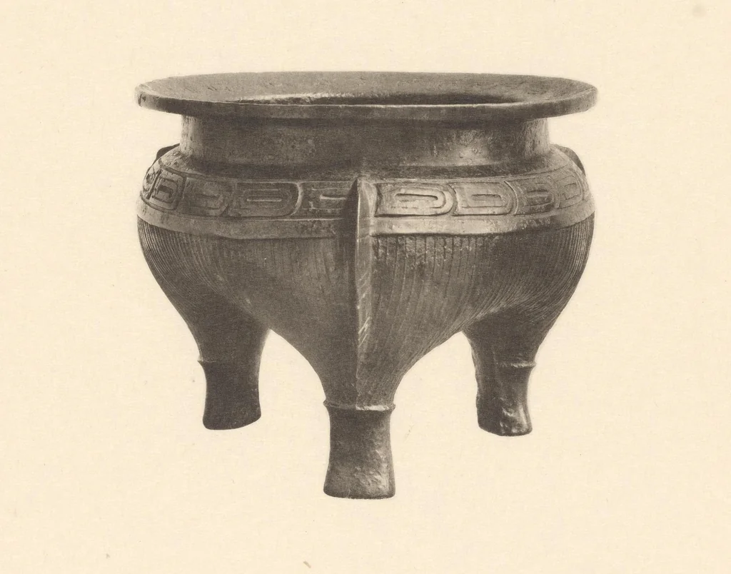 An illustration from Senoku seishō : catalogue of the ancient Chinese bronzes in the collection of Baron Sumitomo, 1911, leaf 32