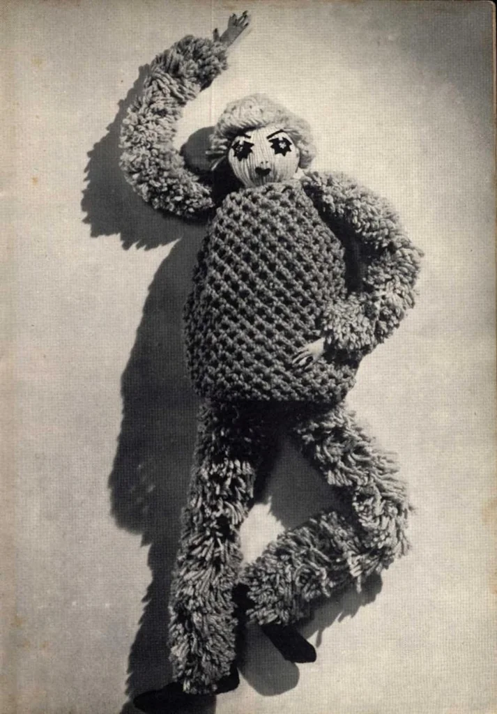 An illustration from Star Book No. 207: Make It With Aunt Lydia's Rug Yarn, 1967, leaf 18