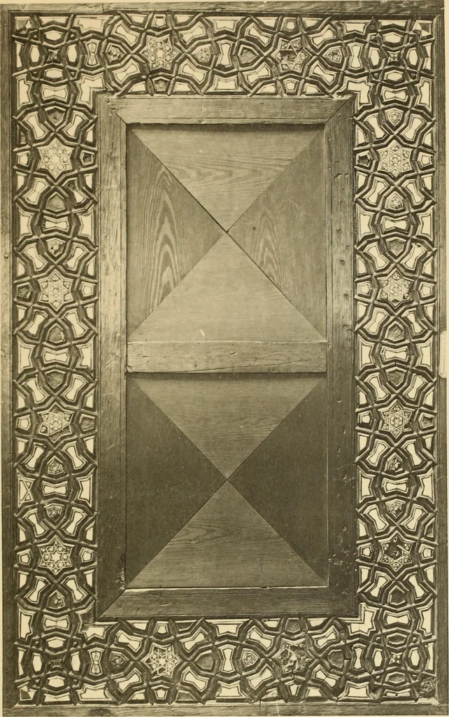 An illustration from Tapis, tissus & faïences orientales, suite des Dessins de tissus (Europe, XVIIIe & XIXe siècles), 1900, leaf 108