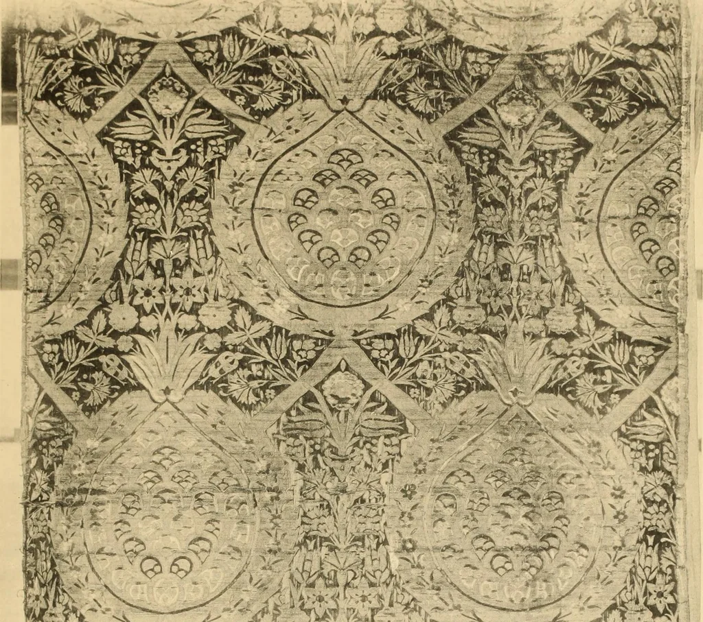 An illustration from Tapis, tissus & faïences orientales, suite des Dessins de tissus (Europe, XVIIIe & XIXe siècles), 1900, leaf 12