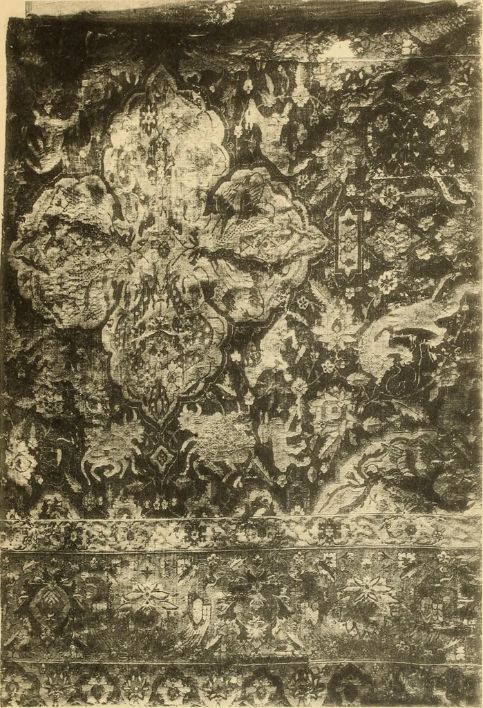 An illustration from Tapis, tissus & faïences orientales, suite des Dessins de tissus (Europe, XVIIIe & XIXe siècles), 1900, leaf 30