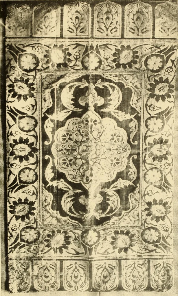 An illustration from Tapis, tissus & faïences orientales, suite des Dessins de tissus (Europe, XVIIIe & XIXe siècles), 1900, leaf 62