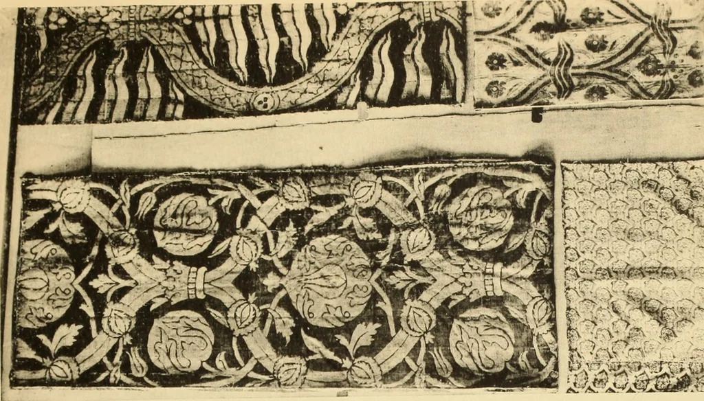 An illustration from Tapis, tissus & faïences orientales, suite des Dessins de tissus (Europe, XVIIIe & XIXe siècles), 1900, leaf 82