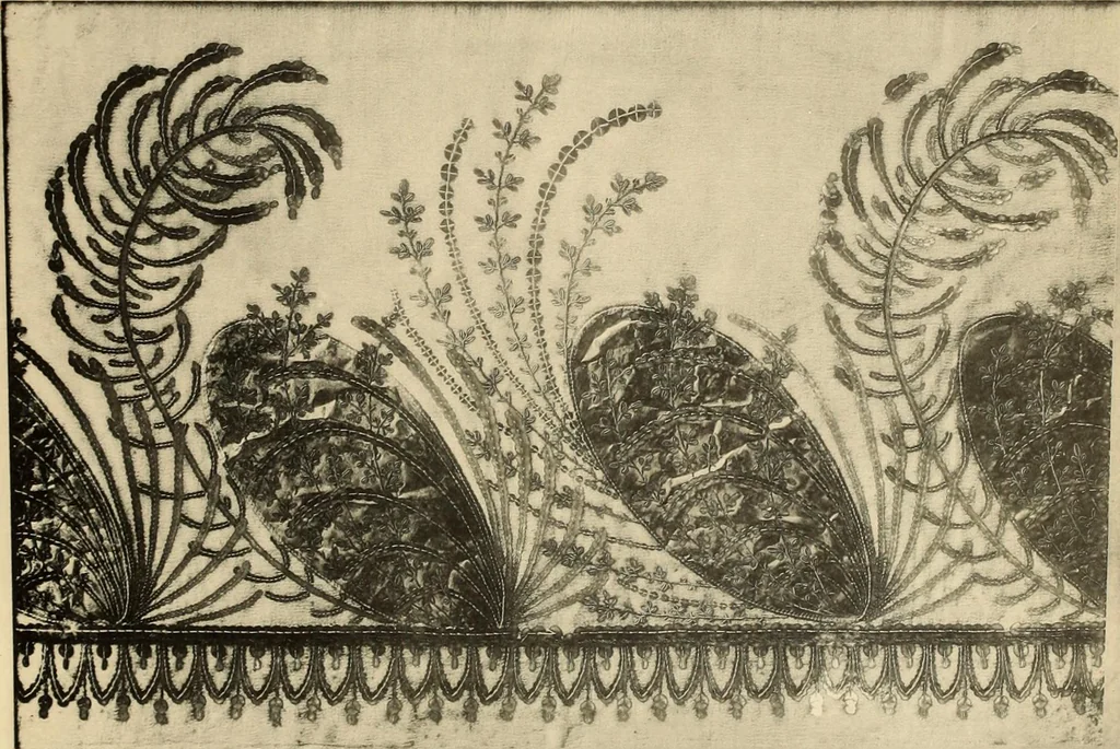An illustration from Tapis, tissus & faïences orientales, suite des Dessins de tissus (Europe, XVIIIe & XIXe siècles), 1900, leaf 12
