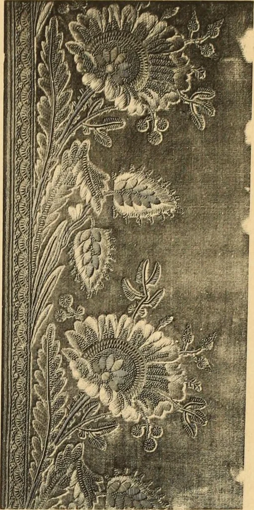 An illustration from Tapis, tissus & faïences orientales, suite des Dessins de tissus (Europe, XVIIIe & XIXe siècles), 1900, leaf 14