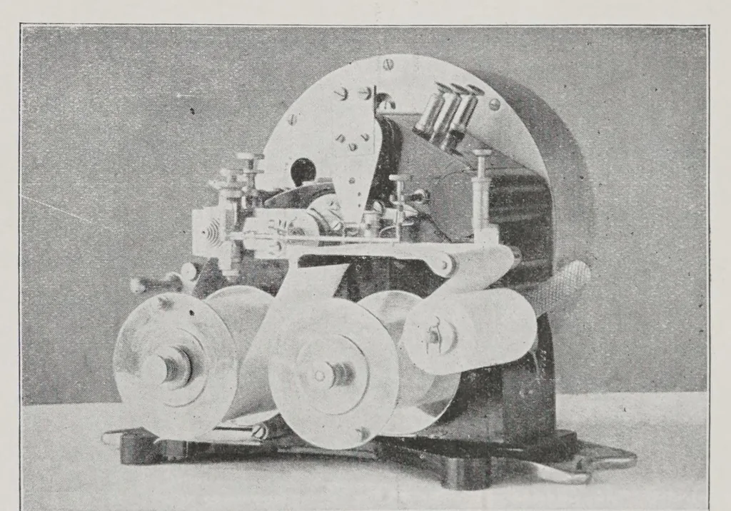 An illustration from Textilberichte über Wissenschaft, Industrie und Handel, 1920, leaf 305