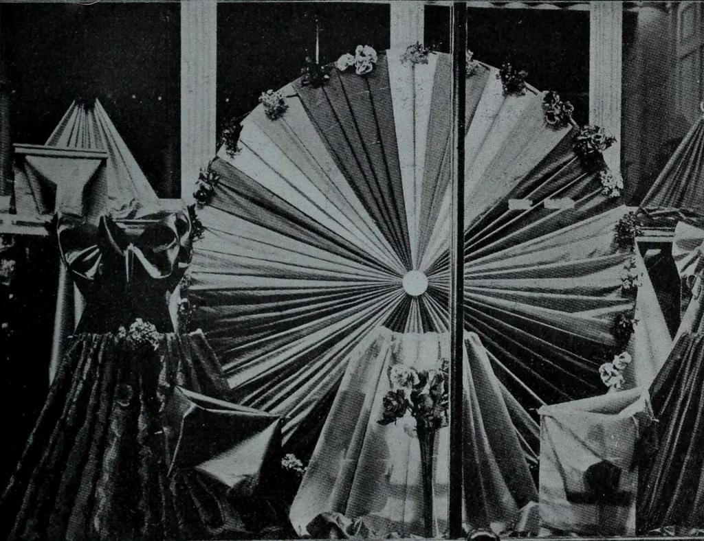 An illustration from Tissus et nouveauts 1900, 1900, leaf 88
