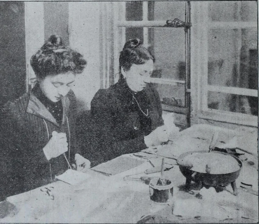 An illustration from Tissus et nouveauts 1902, 1902, leaf 437