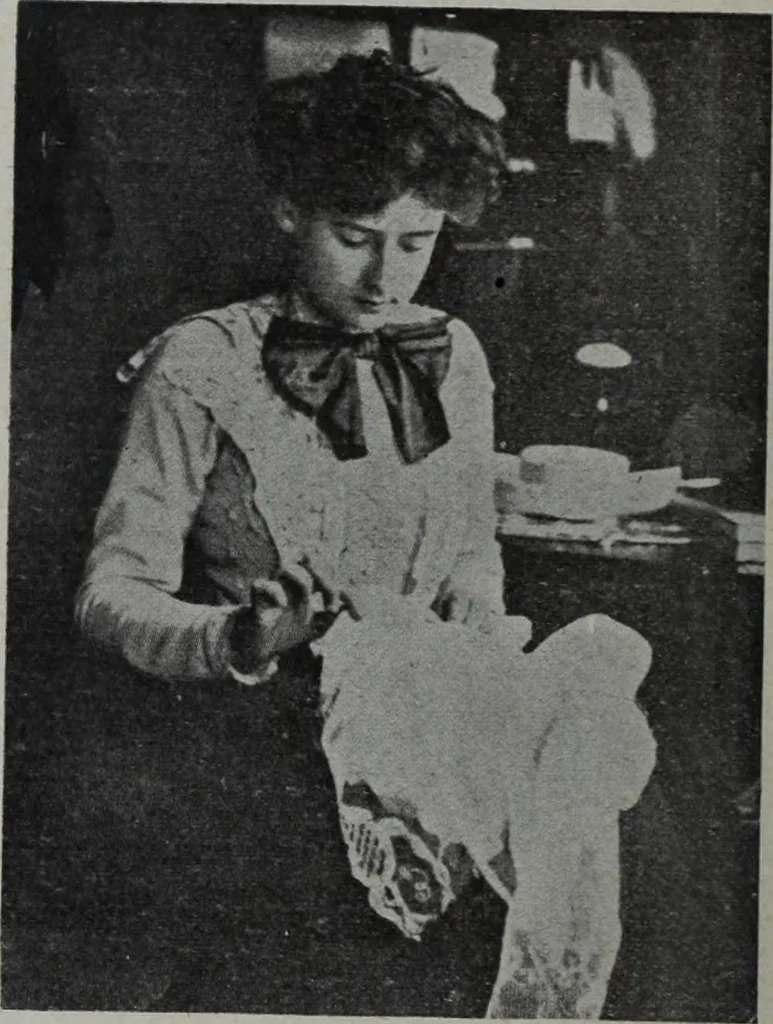 An illustration from Tissus et nouveauts 1904, 1904, leaf 101