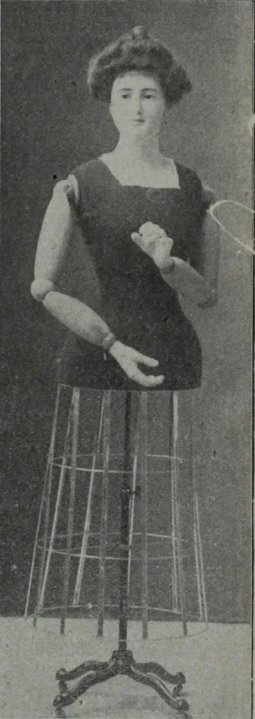 An illustration from Tissus et nouveauts 1904, 1904, leaf 102