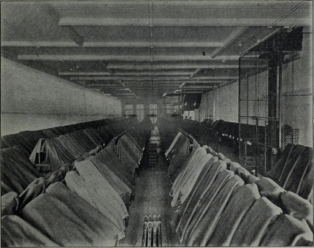 An illustration from Tissus et nouveauts 1904, 1904, leaf 44