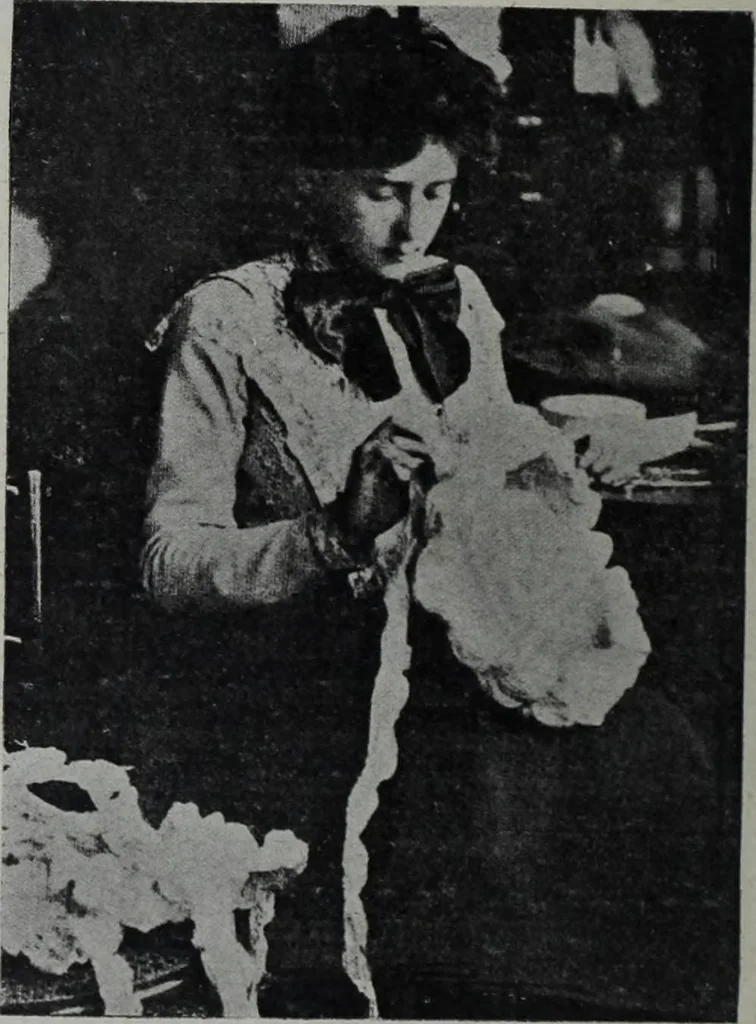 An illustration from Tissus et nouveauts 1904, 1904, leaf 99
