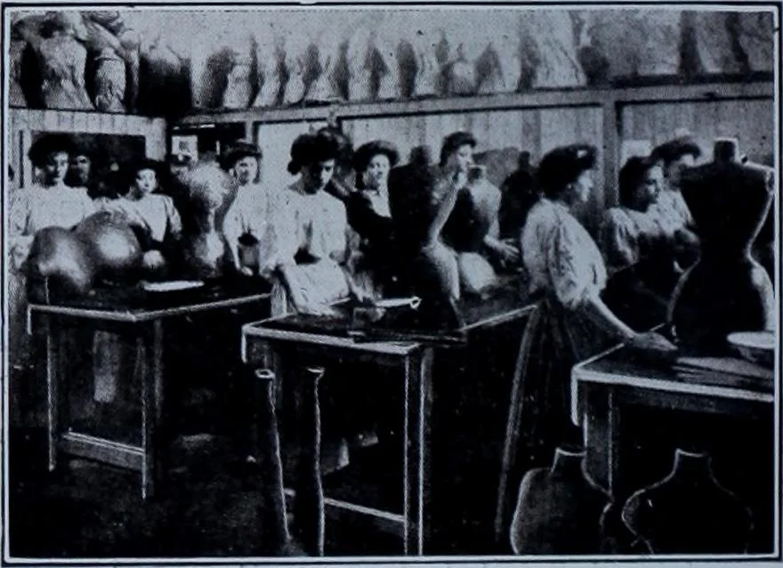 An illustration from Tissus et nouveauts 1912, 1912, leaf 389