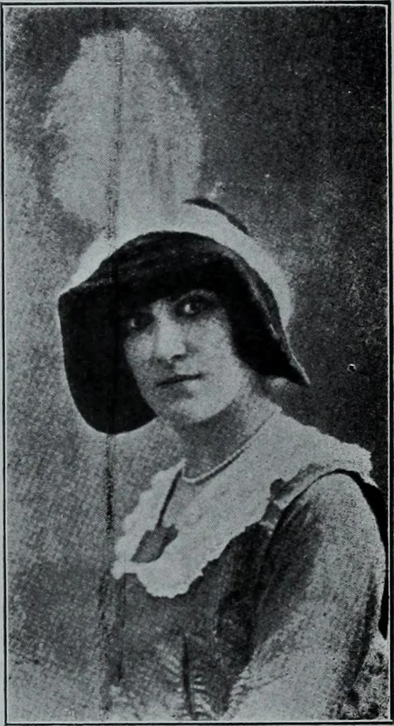 An illustration from Tissus et nouveauts 1912, 1912, leaf 418