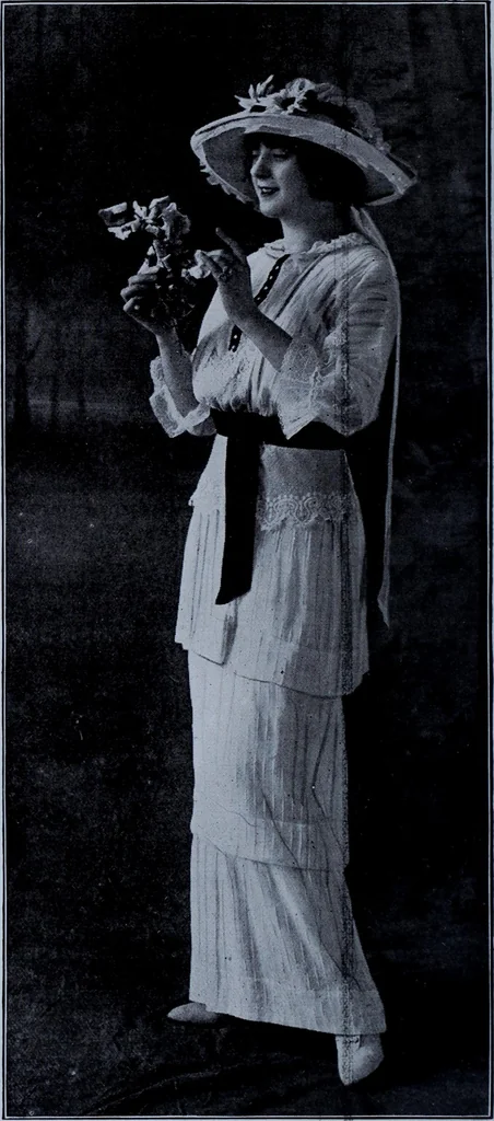 An illustration from Tissus et nouveauts 1913, 1913, leaf 213