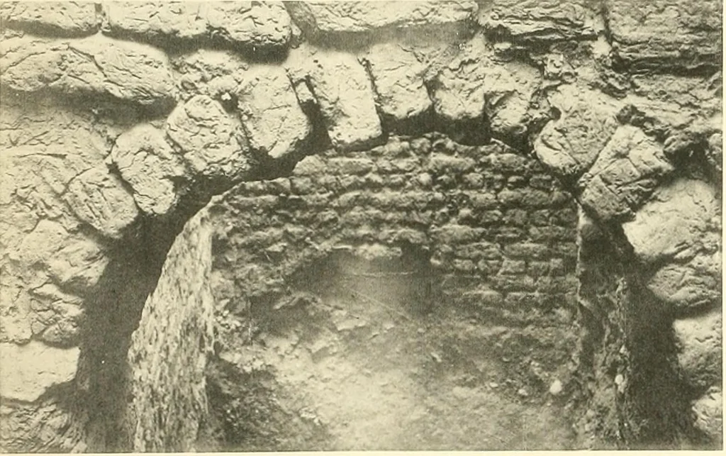 An illustration from Tombs of the third Egyptian dynasty at Reqâqnah and Bêt Khallâf, 1904, leaf 61