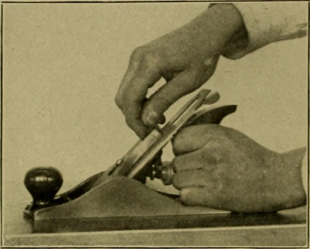 An illustration from Woodwork for the grades, for use in manual training classes; fully illustrated with three hundred half-tone engravings from actual shop practice, and many working drawings of educational shop problems, 1913, leaf 89