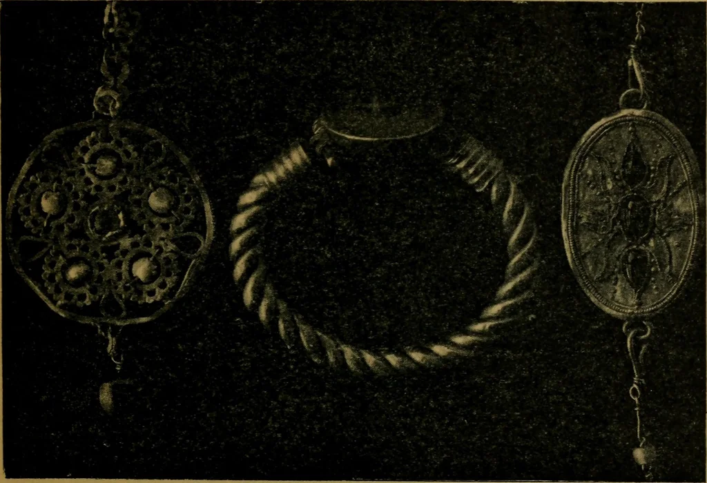 An illustration from XIV [i.e. Vierzehnter] Verbandstag Verband deutscher Juweliere, Gold- & Silberschmiede Strassburg, vom 7.-11. August 1914 : verbunden mit einer Ausstellung alter & neuer Goldschmiedearbeiten und Uhren, 1914, leaf 22