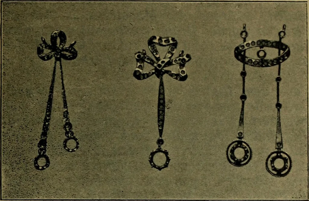 An illustration from XIV [i.e. Vierzehnter] Verbandstag Verband deutscher Juweliere, Gold- & Silberschmiede Strassburg, vom 7.-11. August 1914 : verbunden mit einer Ausstellung alter & neuer Goldschmiedearbeiten und Uhren, 1914, leaf 82