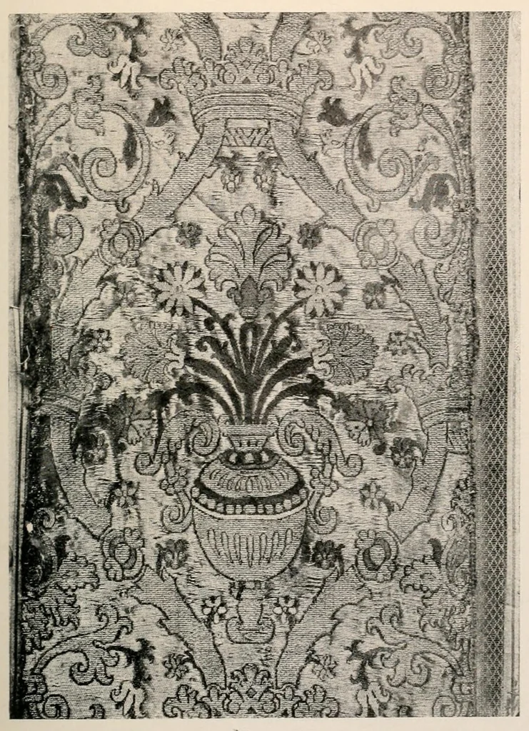 An illustration from Zarys artystycznego rozwoju tkactwa i haftarstwa; objaniony zabytkami Muzeum Narodowego w Krakowie, 1906, leaf 241