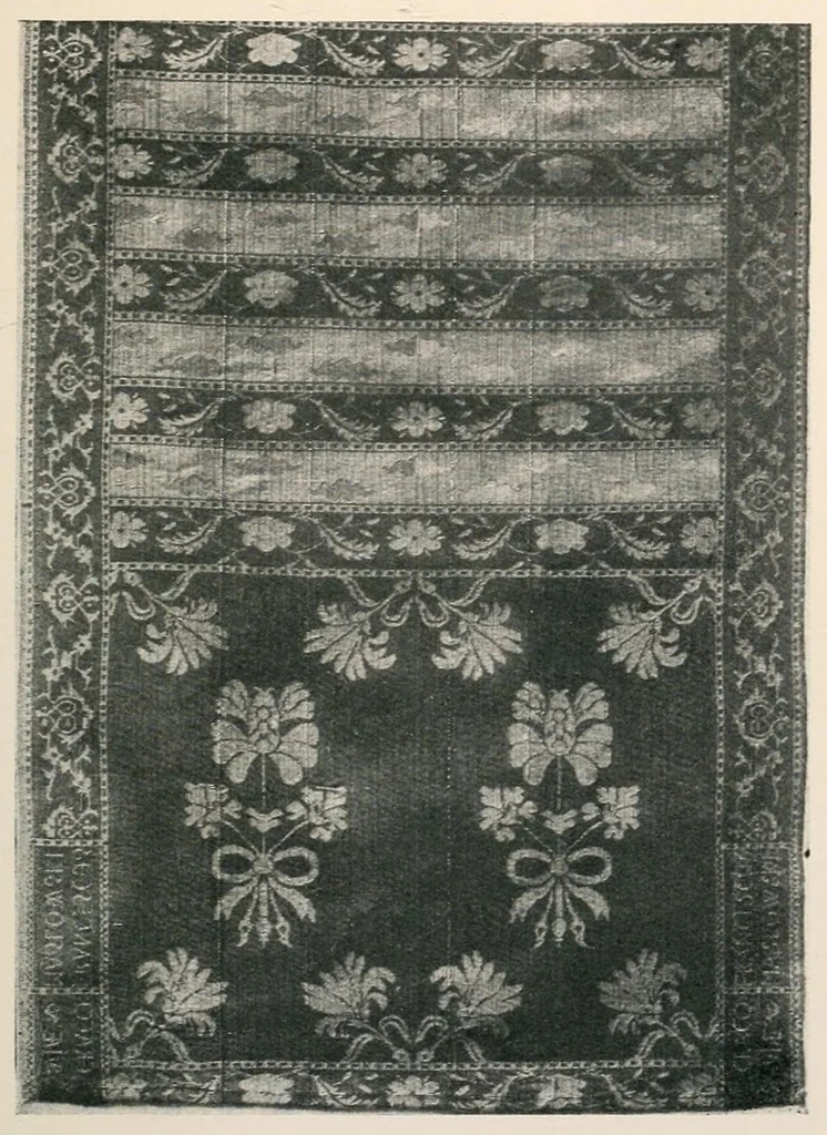 An illustration from Zarys artystycznego rozwoju tkactwa i haftarstwa; objaniony zabytkami Muzeum Narodowego w Krakowie, 1906, leaf 341