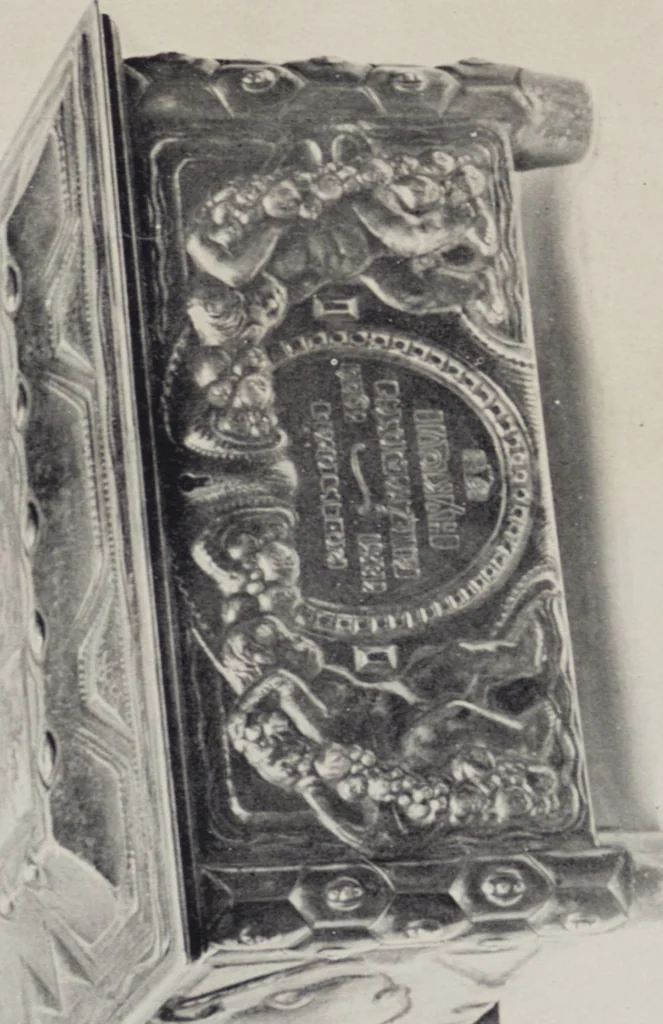 An illustration from Vulkania, Prostějov. Odděleni I., Dekorativní a praktické umělecké́ předměty pro výzdobu bytu = Section I. Objets d'art en métal pratiques et décoratifs pour l'ornement du logis, 1907, leaf 19