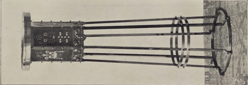 An illustration from Vulkania, Prostějov. Odděleni I., Dekorativní a praktické umělecké́ předměty pro výzdobu bytu = Section I. Objets d'art en métal pratiques et décoratifs pour l'ornement du logis, 1907, leaf 25