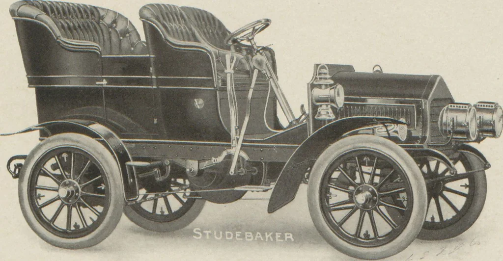 An illustration from Gasoline and electric automobiles / made by Studebaker Automobile Company, 1905, leaf 10