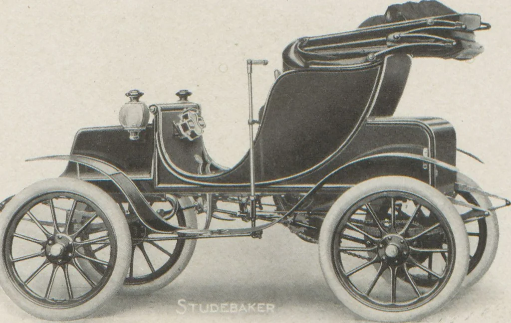 An illustration from Gasoline and electric automobiles / made by Studebaker Automobile Company, 1905, leaf 17