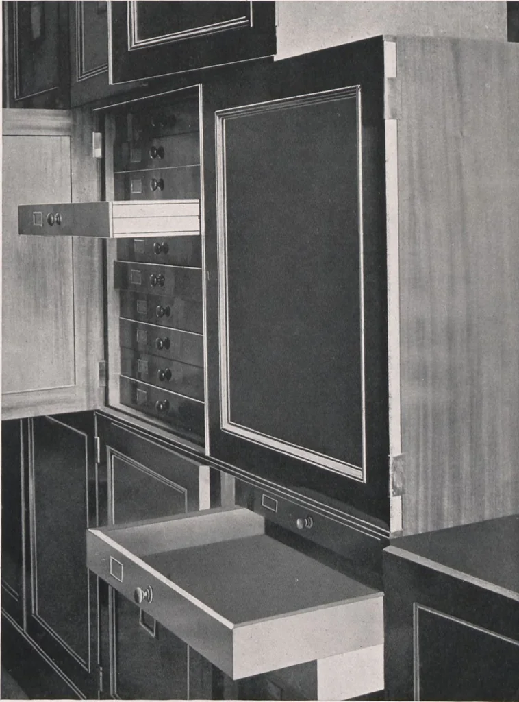 An illustration from General catalogue of show cases, fittings, book cases, stands &c., executed for H.M. Government at the British & Natural History museums, 1907, leaf 105