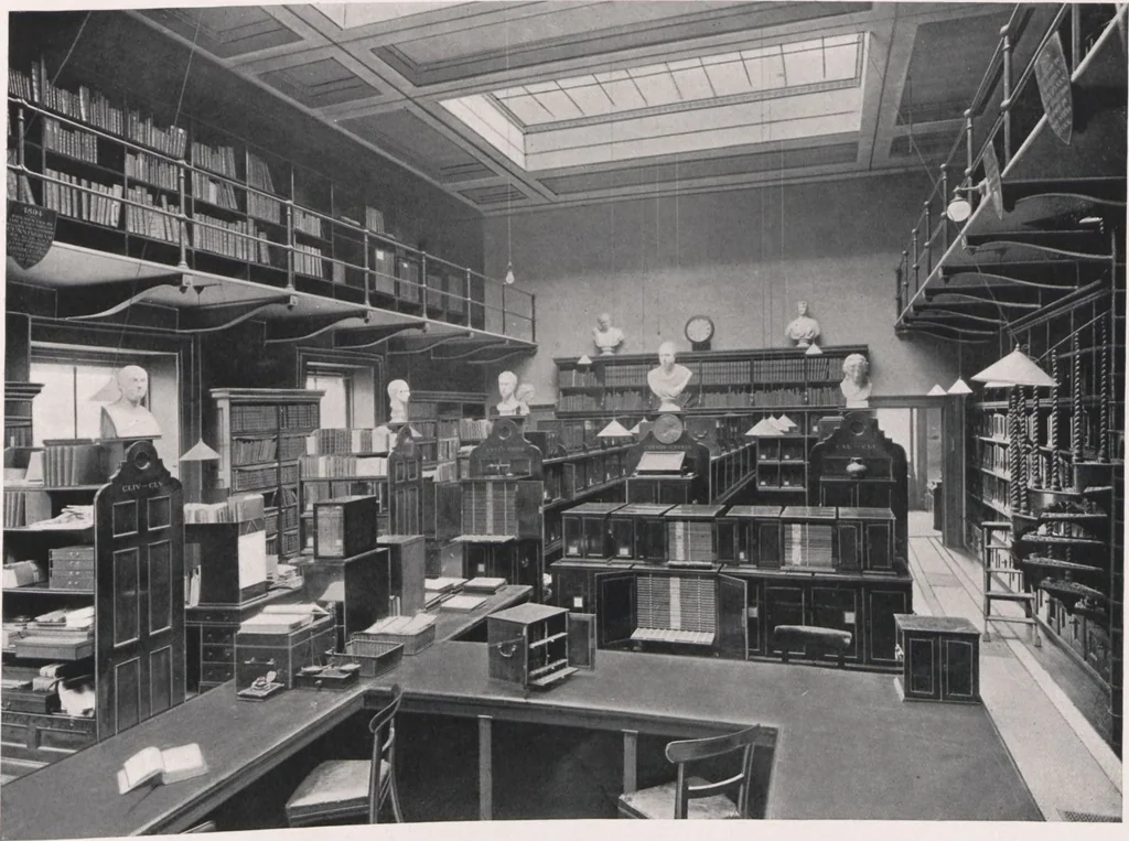 An illustration from General catalogue of show cases, fittings, book cases, stands &c., executed for H.M. Government at the British & Natural History museums, 1907, leaf 111