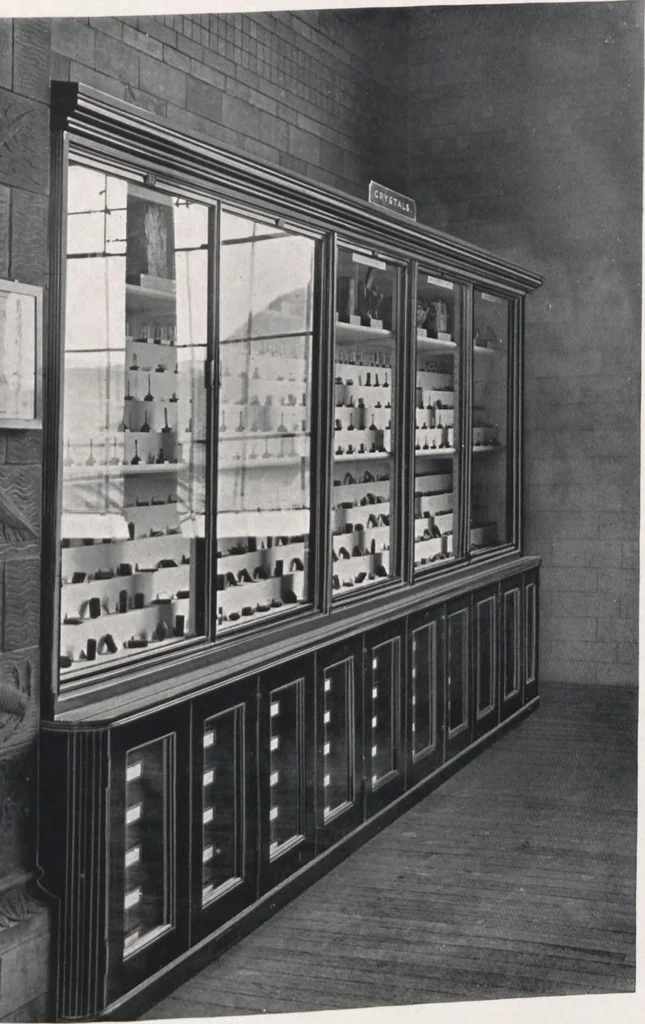 An illustration from General catalogue of show cases, fittings, book cases, stands &c., executed for H.M. Government at the British & Natural History museums, 1907, leaf 115