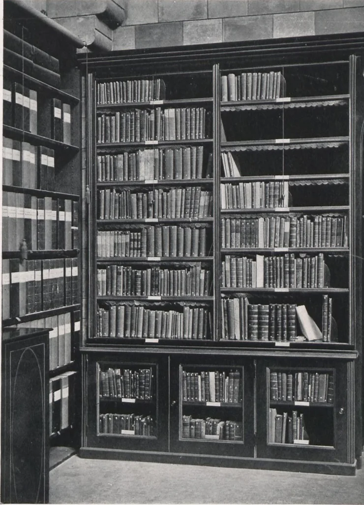 An illustration from General catalogue of show cases, fittings, book cases, stands &c., executed for H.M. Government at the British & Natural History museums, 1907, leaf 117