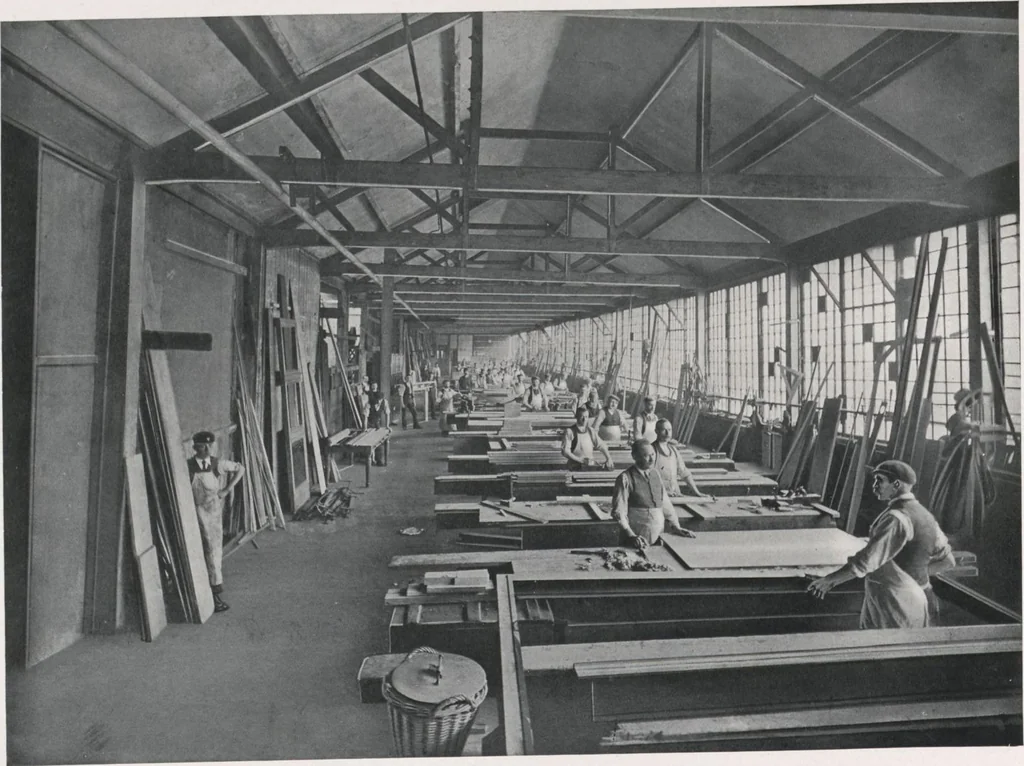 An illustration from General catalogue of show cases, fittings, book cases, stands &c., executed for H.M. Government at the British & Natural History museums, 1907, leaf 12