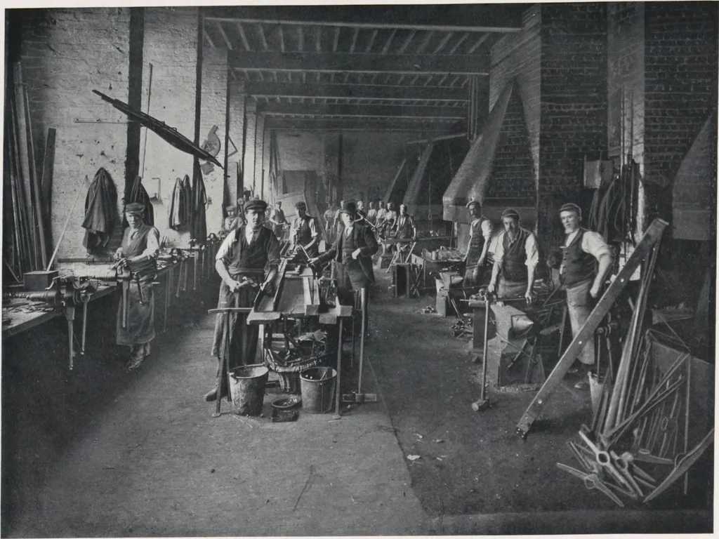 An illustration from General catalogue of show cases, fittings, book cases, stands &c., executed for H.M. Government at the British & Natural History museums, 1907, leaf 14