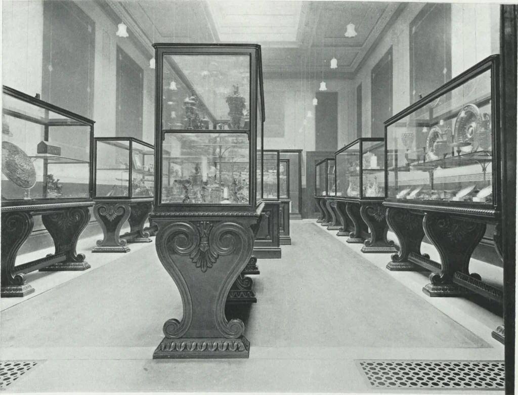 An illustration from General catalogue of show cases, fittings, book cases, stands &c., executed for H.M. Government at the British & Natural History museums, 1907, leaf 17