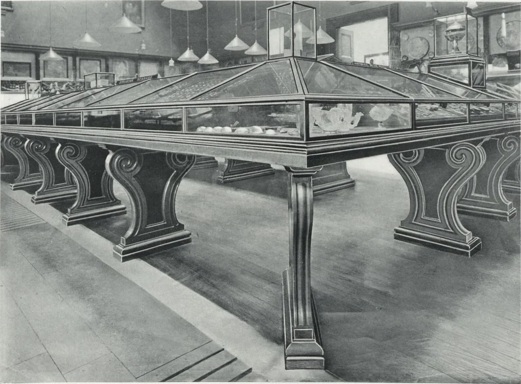 An illustration from General catalogue of show cases, fittings, book cases, stands &c., executed for H.M. Government at the British & Natural History museums, 1907, leaf 33