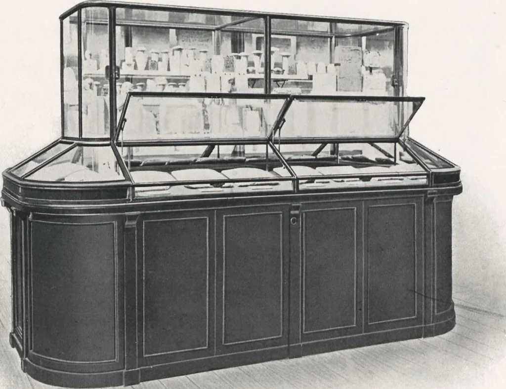 An illustration from General catalogue of show cases, fittings, book cases, stands &c., executed for H.M. Government at the British & Natural History museums, 1907, leaf 77