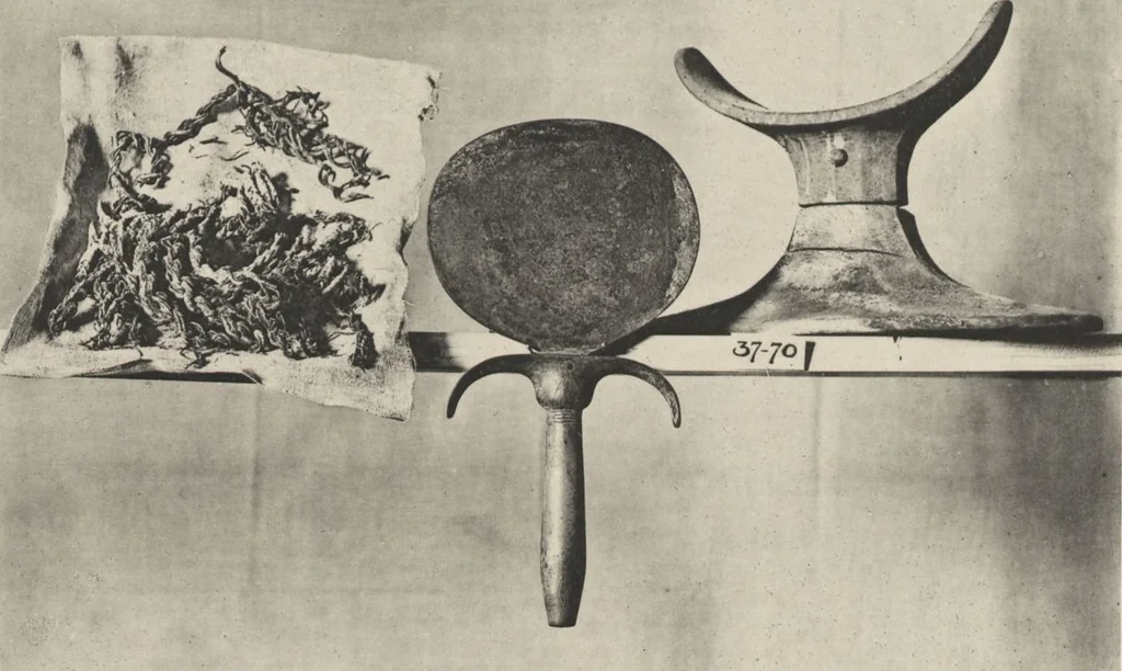An illustration from Five years' explorations at Thebes : a record of work done 1907-1911 / by the Earl of Carnarvon and Howard Carter, with chapters by F. Ll. Griffith, George Legrain, George Möller, Percy E. Newberry and Wilhelm Spiegelberg ; with seventy-nine plates and frontispiece, 1912, leaf 254