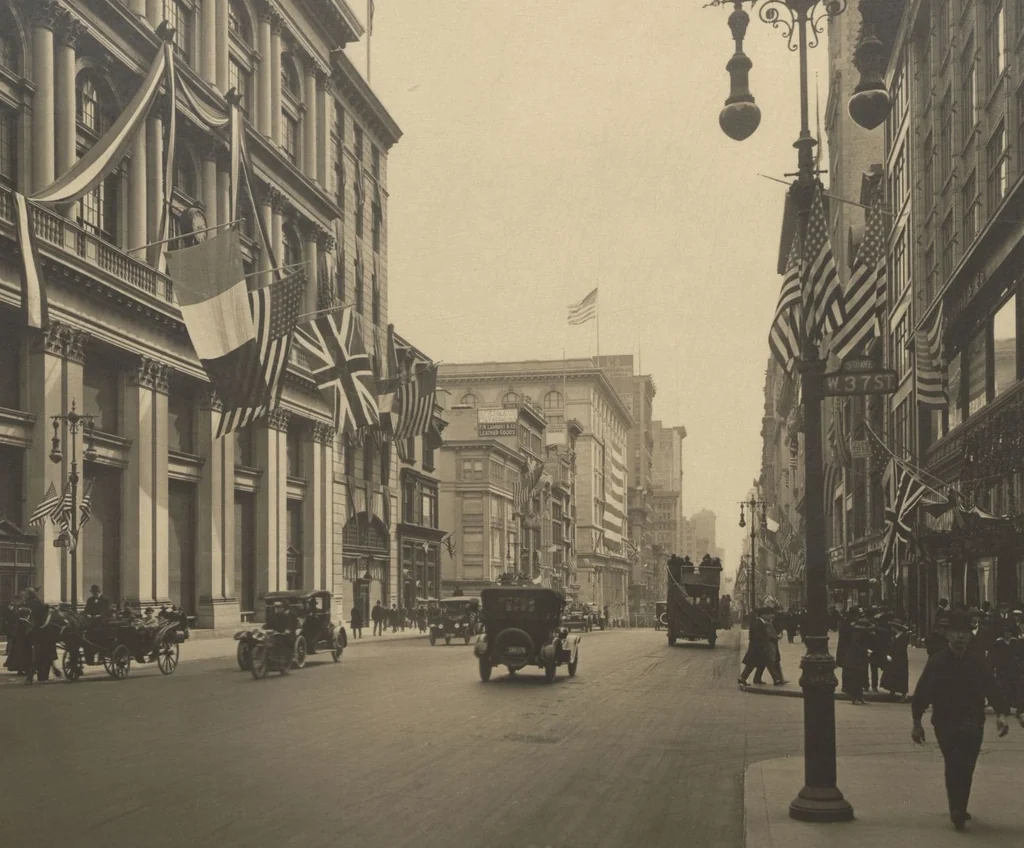 An illustration from [Decorations in the city of New York to honor and welcome the British and French commissions, May 9th to May 13th, 1917 / phot. by Wurts brothers], 1917, leaf 10