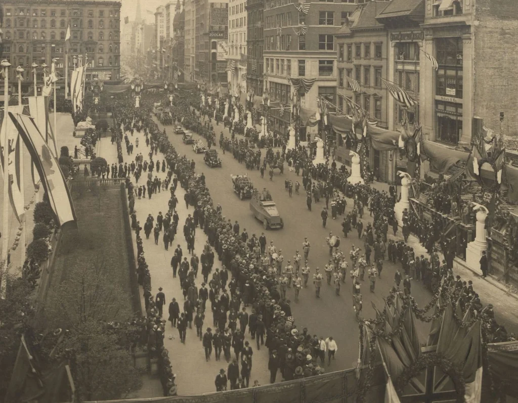 An illustration from [Decorations in the city of New York to honor and welcome the British and French commissions, May 9th to May 13th, 1917 / phot. by Wurts brothers], 1917, leaf 12