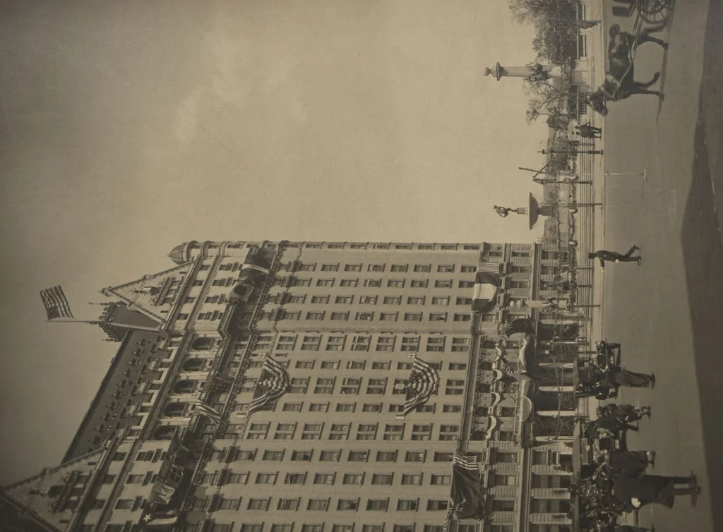 An illustration from [Decorations in the city of New York to honor and welcome the British and French commissions, May 9th to May 13th, 1917 / phot. by Wurts brothers], 1917, leaf 17